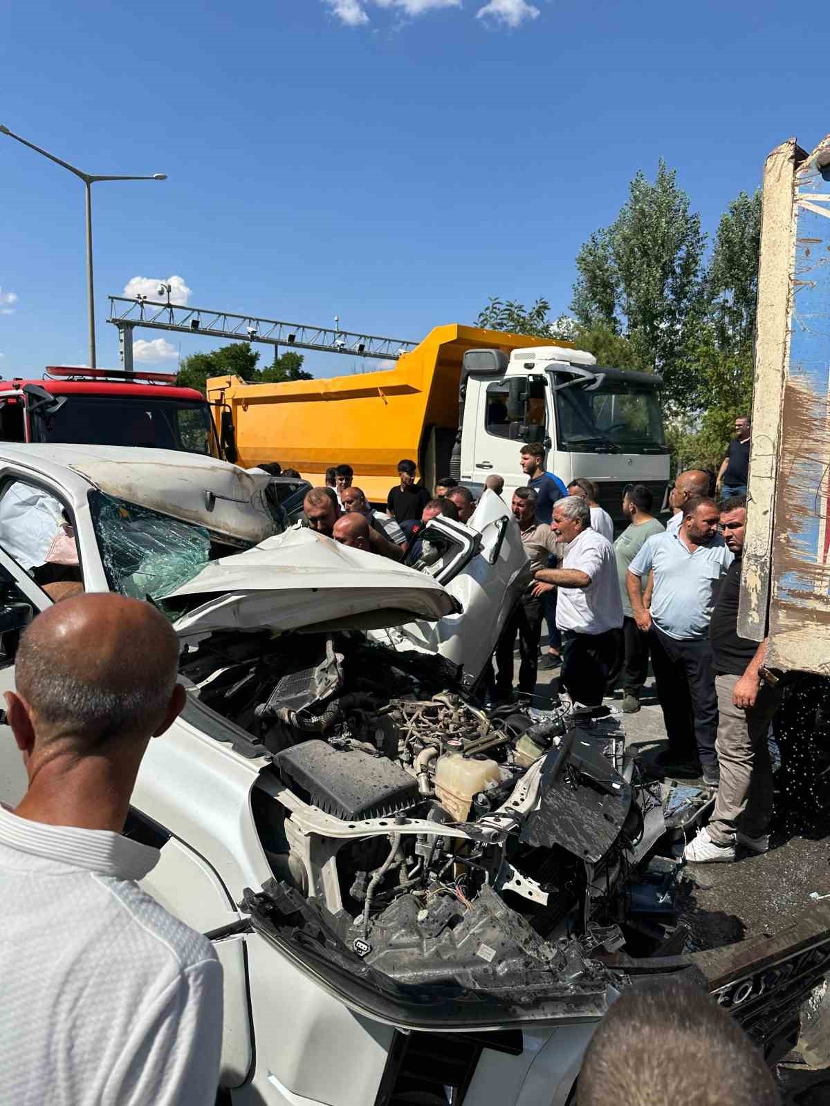 Muş’ta kamyonet kamyona arkadan çarptı: 2 yaralı
