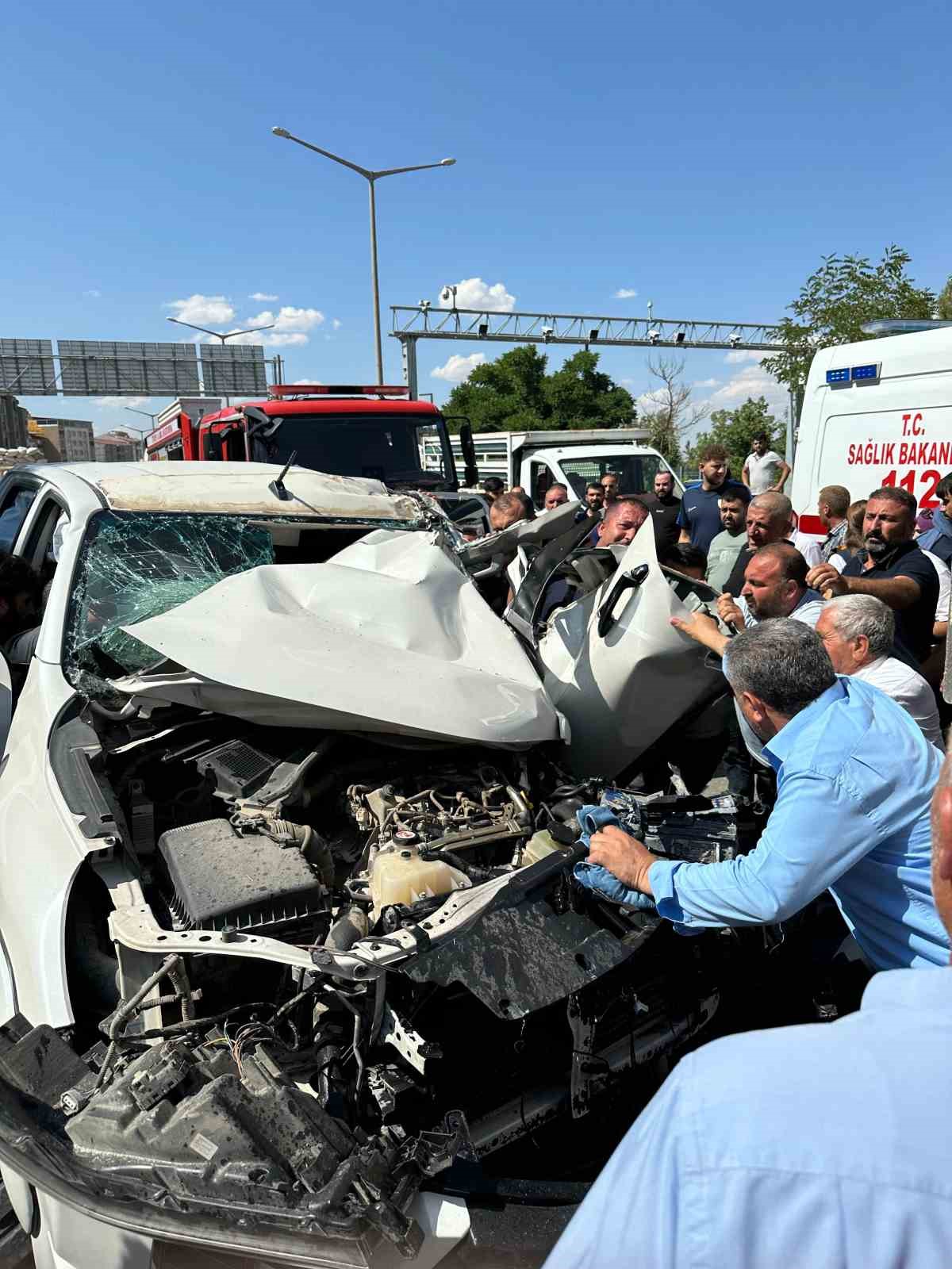 Muş’ta kamyonet kamyona arkadan çarptı: 2 yaralı
