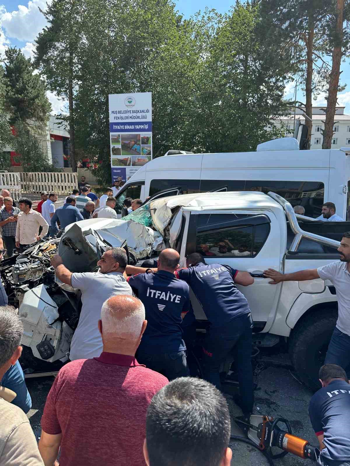 Muş’ta kamyonet kamyona arkadan çarptı: 2 yaralı
