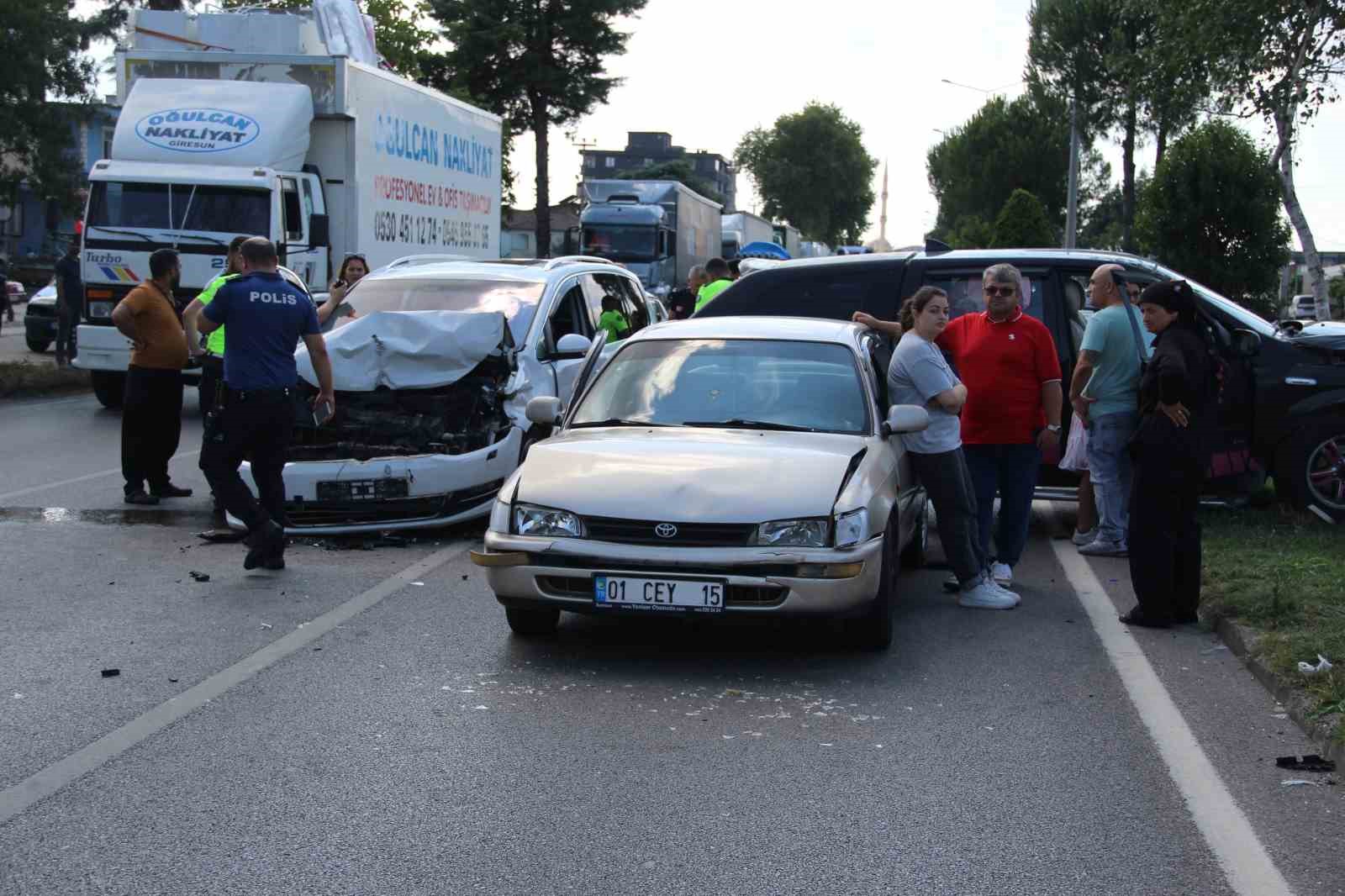 Samsun-Ordu kara yolunda 5 araç birbirine girdi
