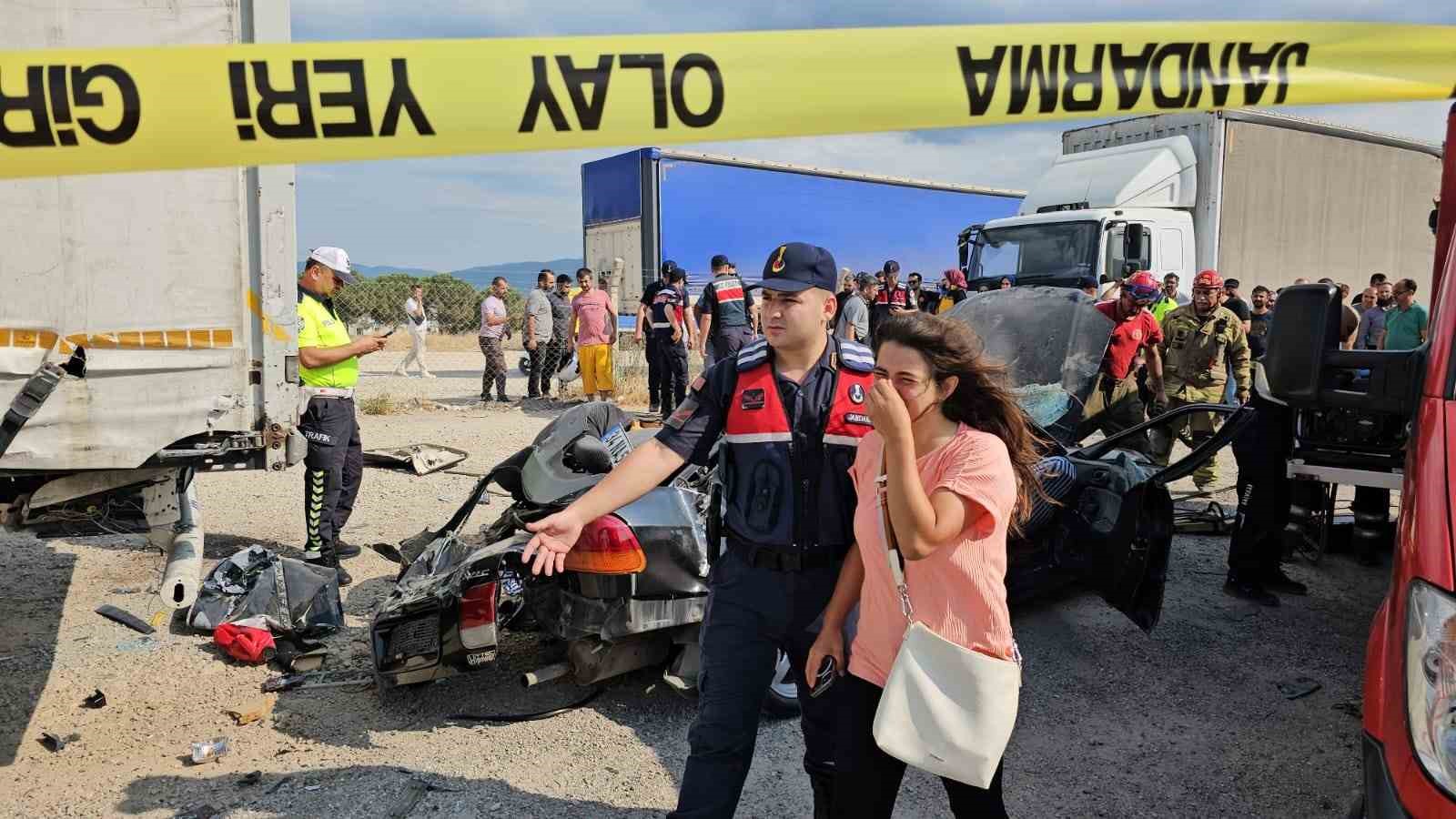 Kontrolden çıkan otomobil tırın altına girdi: 2 ölü
