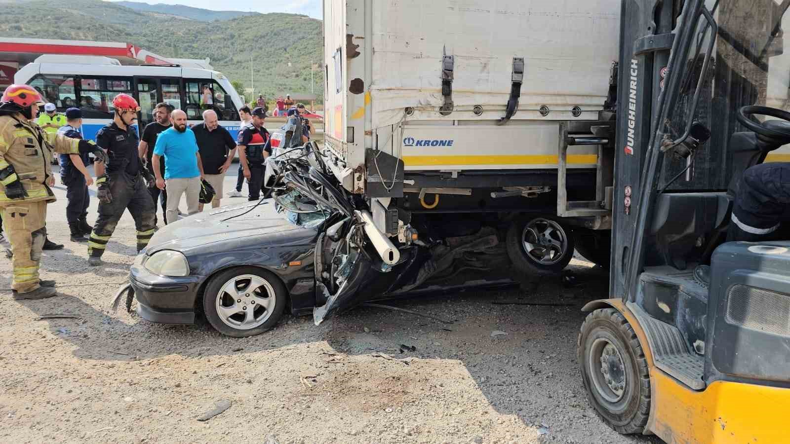 Kontrolden çıkan otomobil tırın altına girdi: 2 ölü
