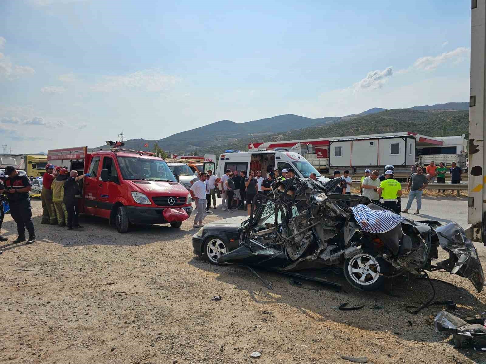 Kontrolden çıkan otomobil tırın altına girdi: 2 ölü
