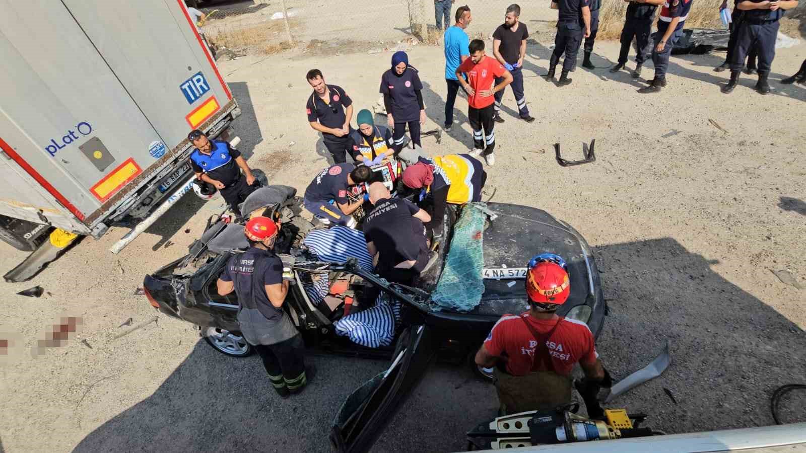 Kontrolden çıkan otomobil tırın altına girdi: 2 ölü
