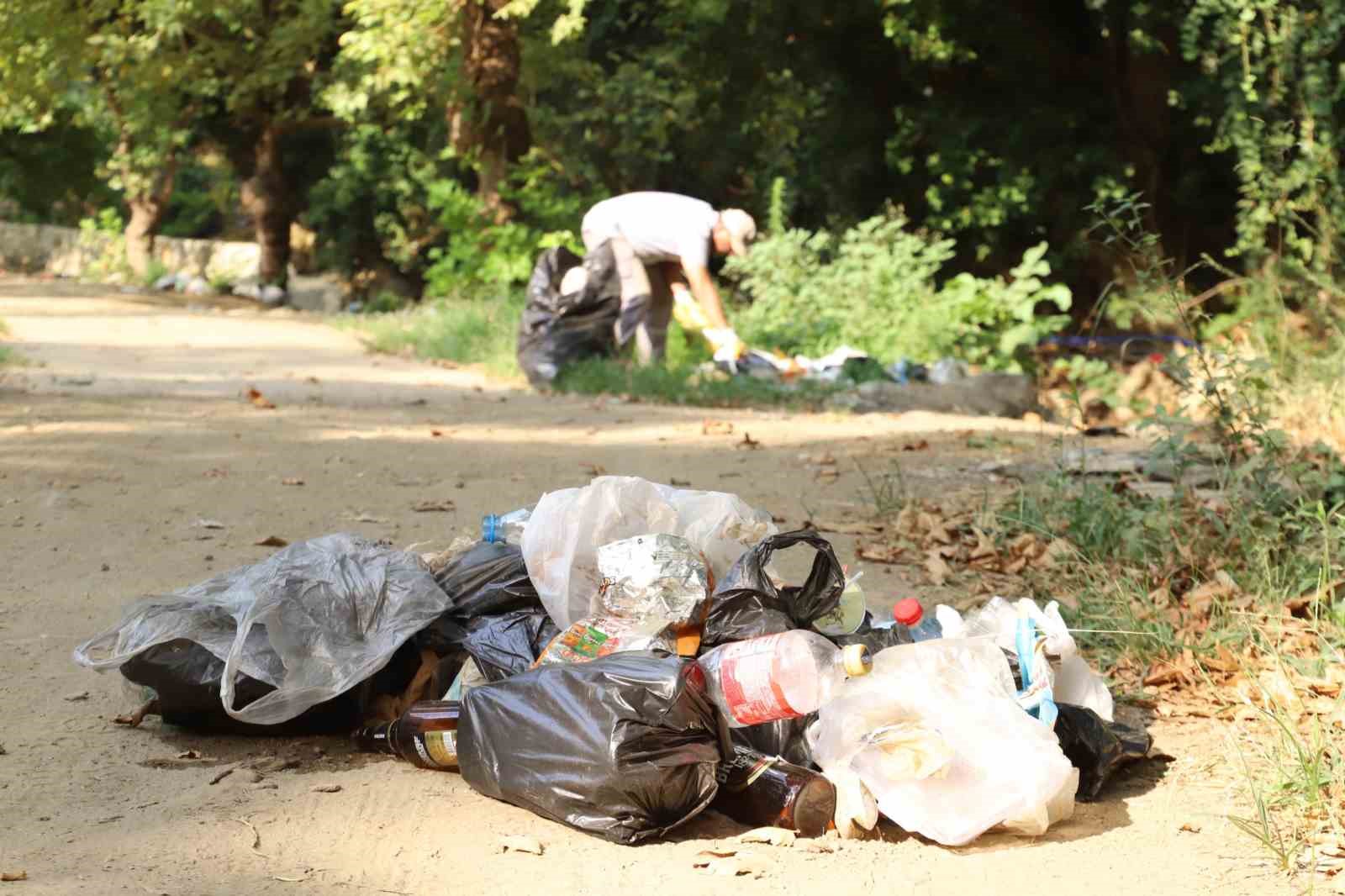 Nazilli’de doğaya bırakılan 3 kamyon çöpü topladılar
