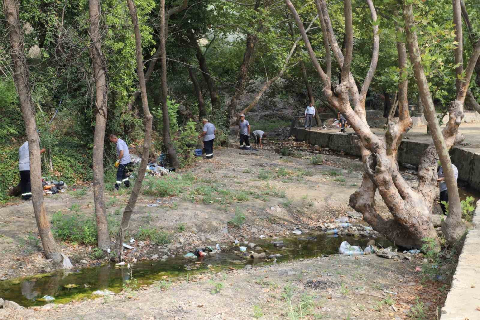 Nazilli’de doğaya bırakılan 3 kamyon çöpü topladılar
