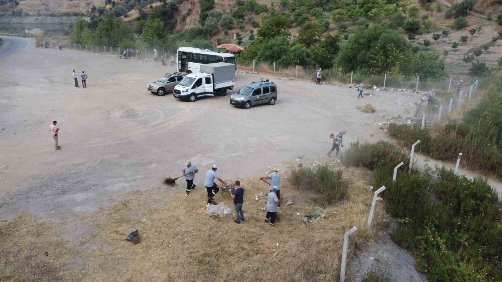 Nazilli’de doğaya bırakılan 3 kamyon çöpü topladılar
