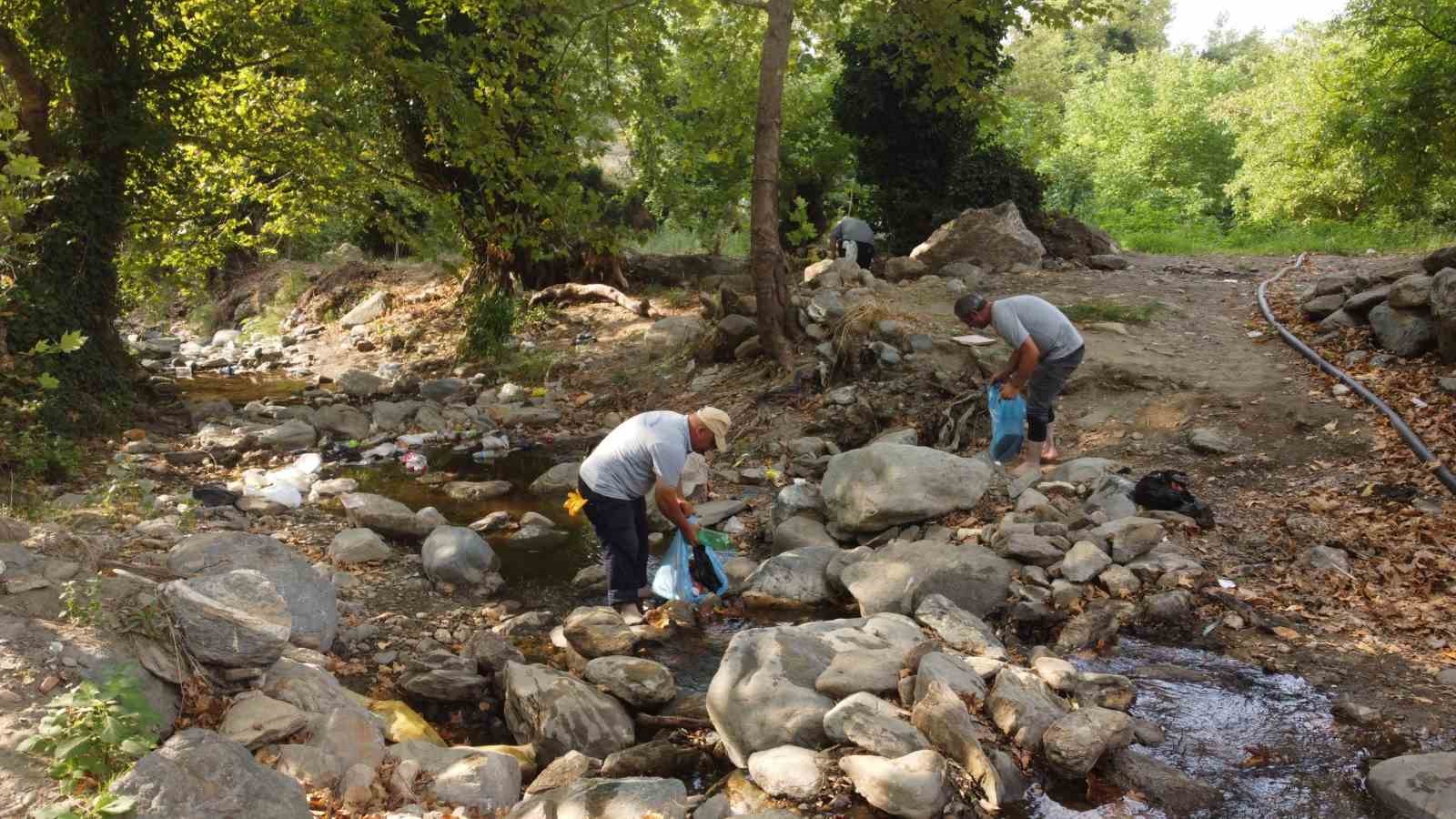 Nazilli’de doğaya bırakılan 3 kamyon çöpü topladılar
