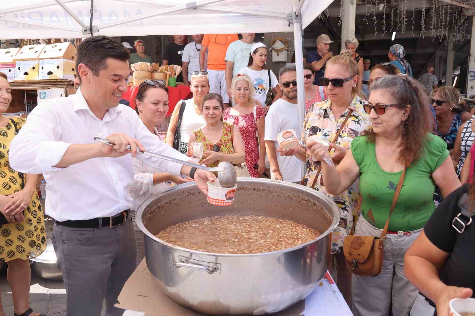 Marmaris Belediyesi’nden aşure ikramı
