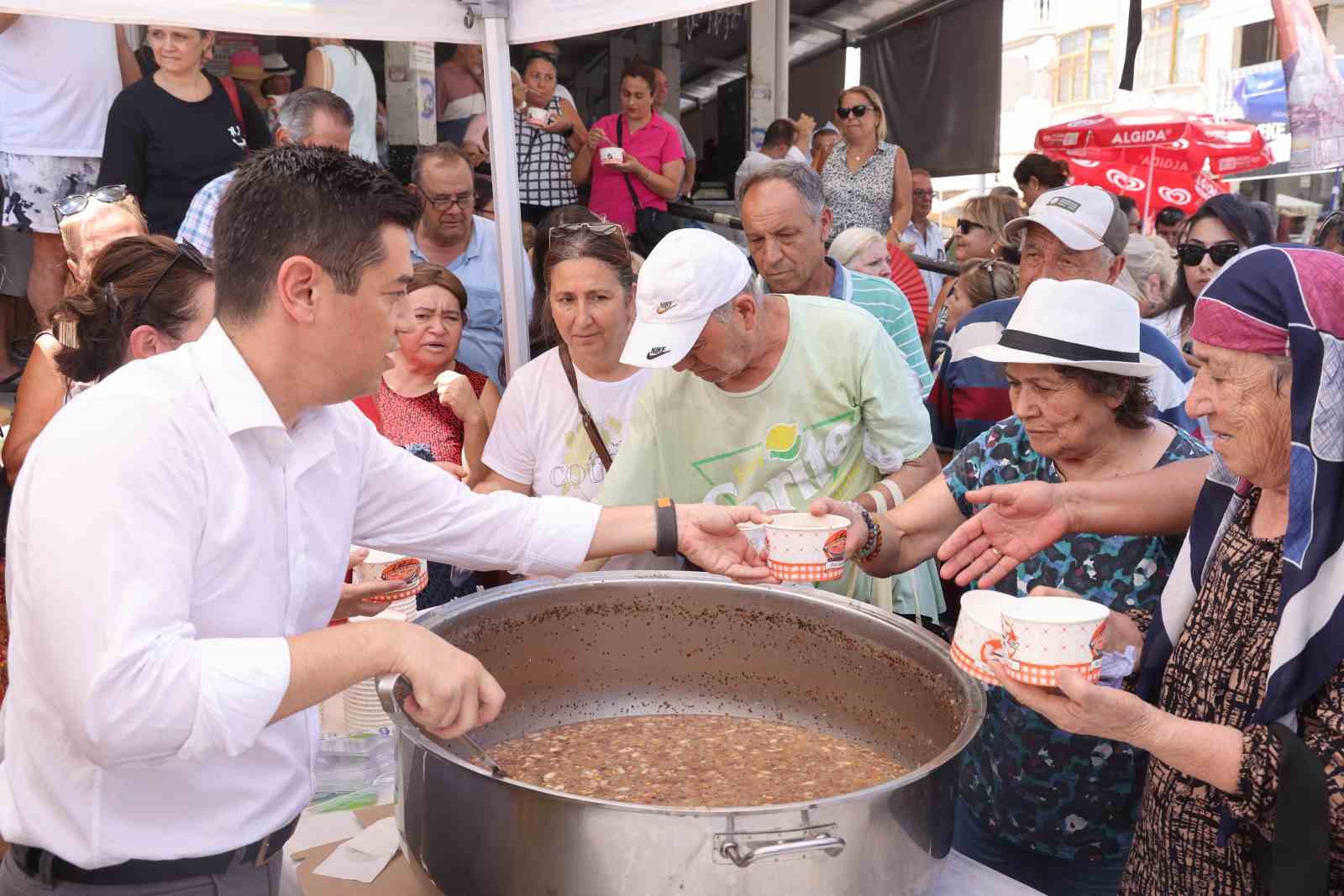 Marmaris Belediyesi’nden aşure ikramı
