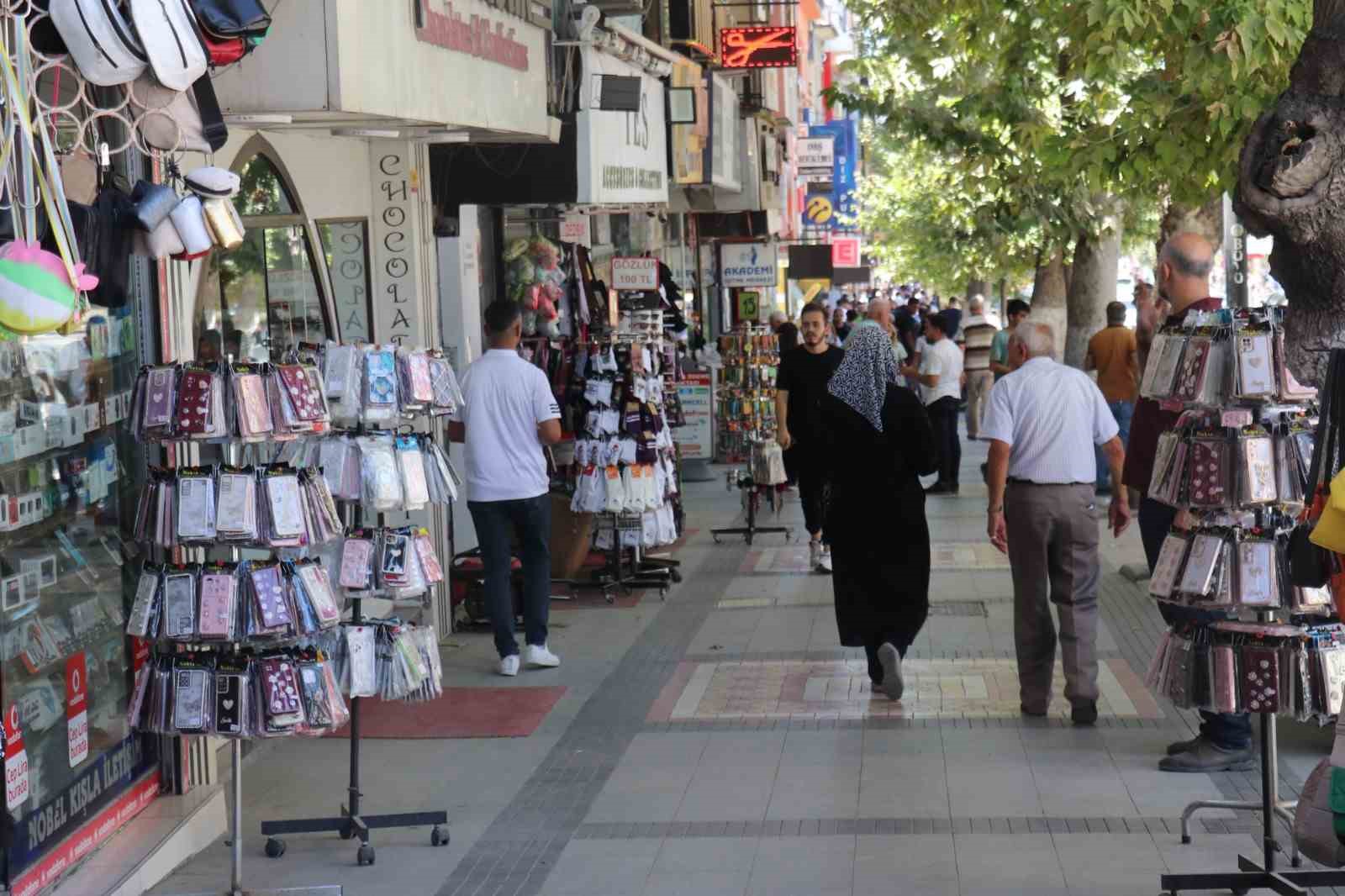 Kışla Caddesi’nde elektrik kesintisine esnaftan tepki
