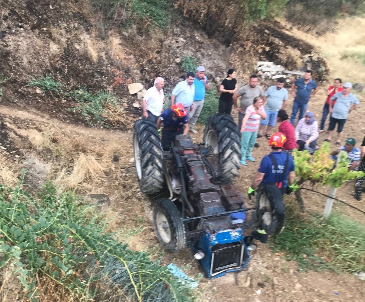 Devrilen traktörün altında kalan karı koca hayatını kaybetti
