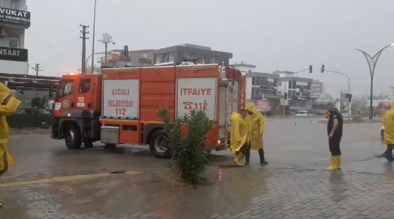 Kadirli’de sağanak yağmur hayatı olumsuz etkiledi
