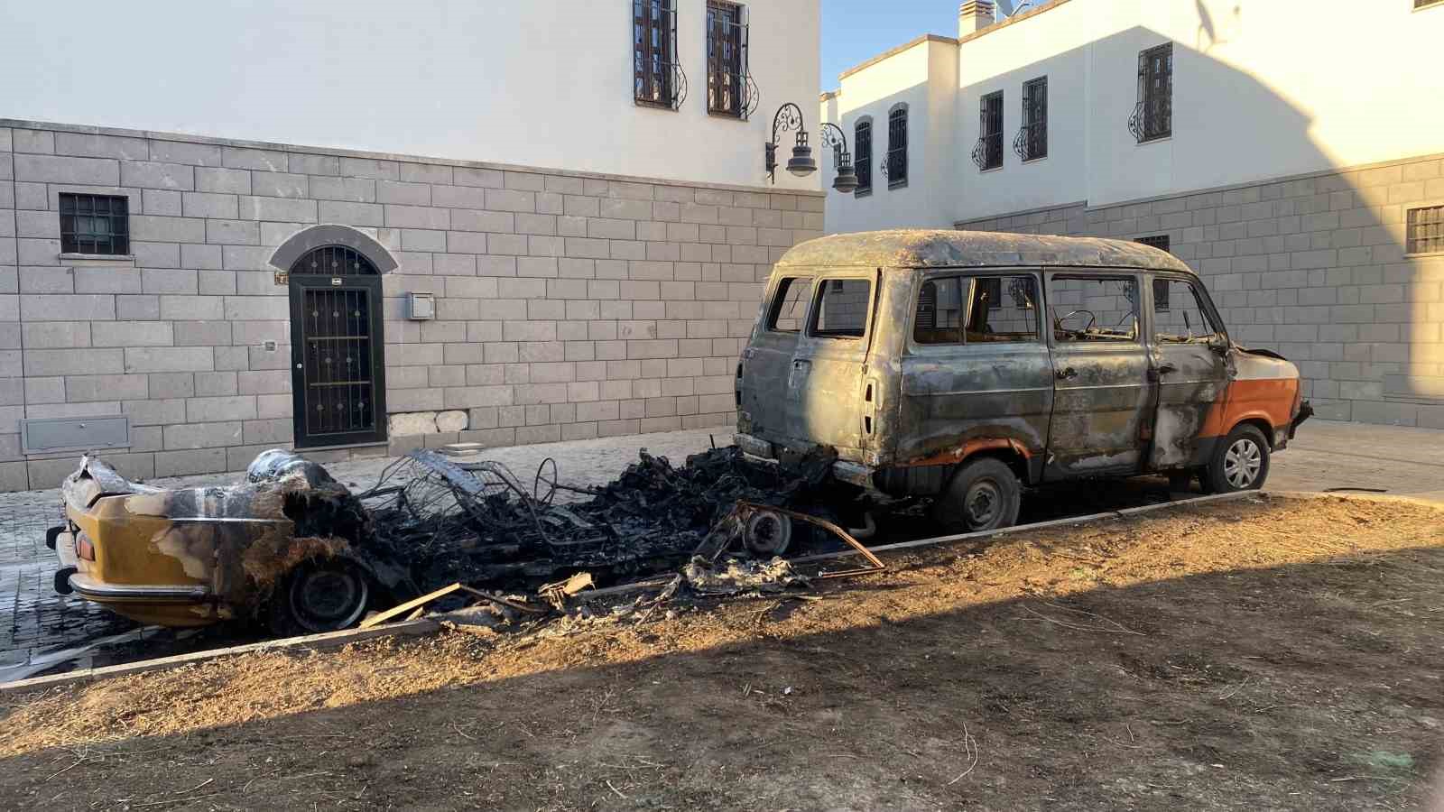 Diyarbakır’da iki yıldır park halinde olan minibüs ve otomobil kül oldu
