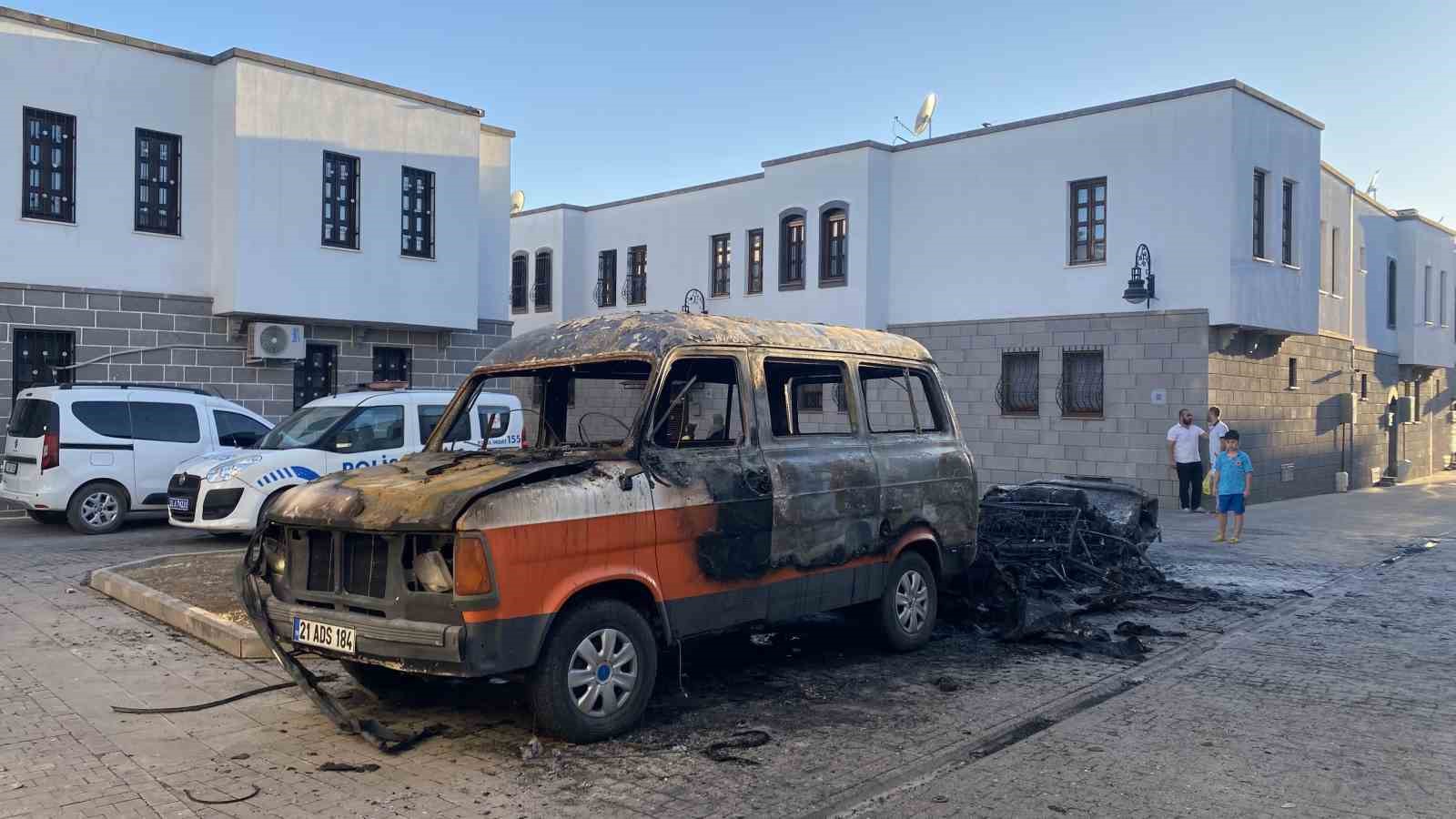 Diyarbakır’da iki yıldır park halinde olan minibüs ve otomobil kül oldu
