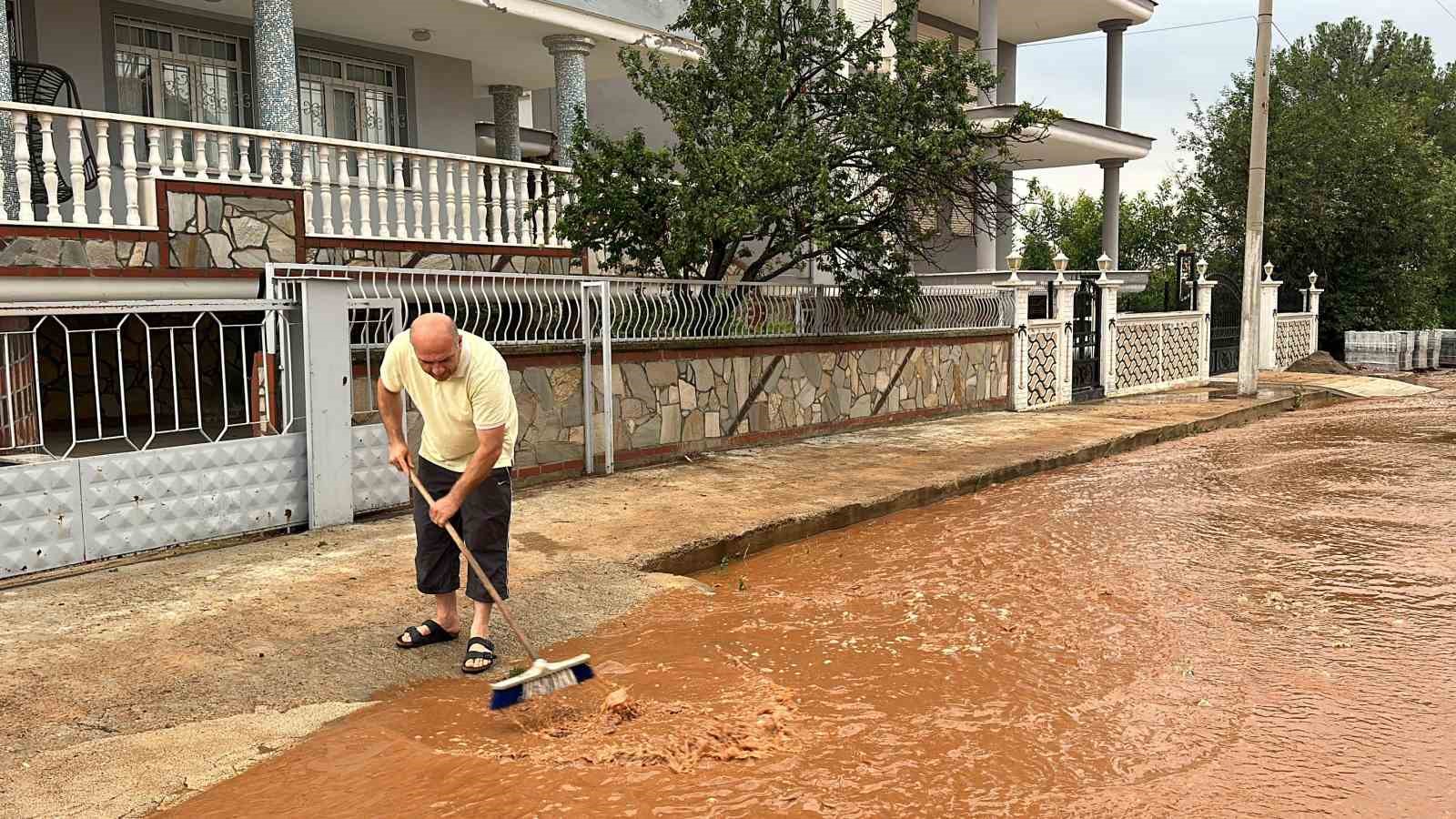 Uşak’ta yağmur ve dolu etkili oldu
