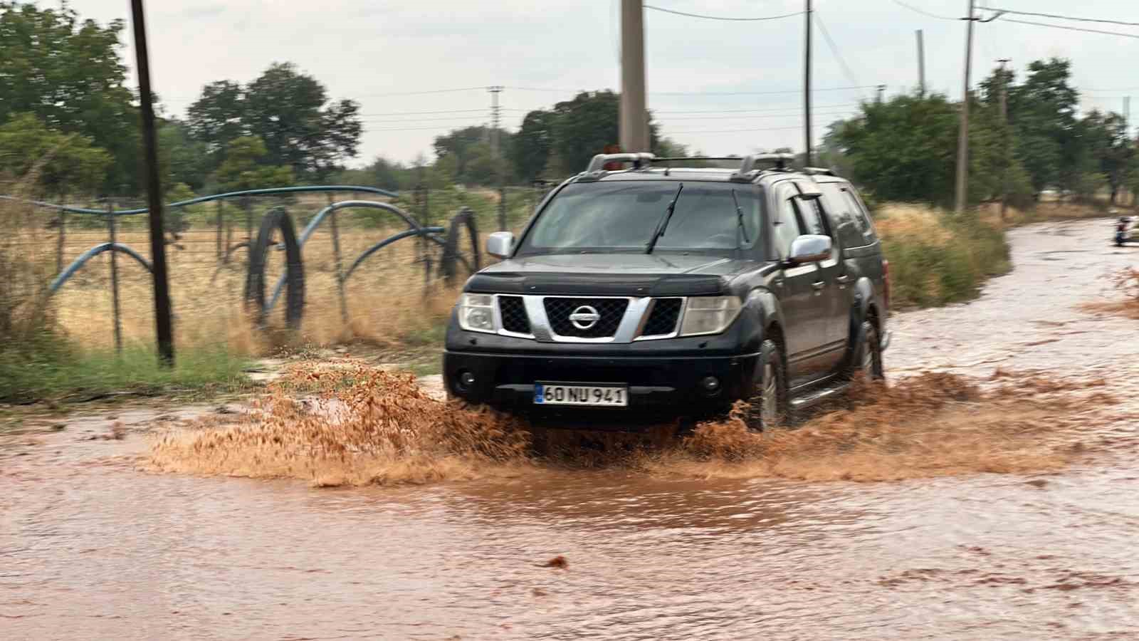 Uşak’ta yağmur ve dolu etkili oldu
