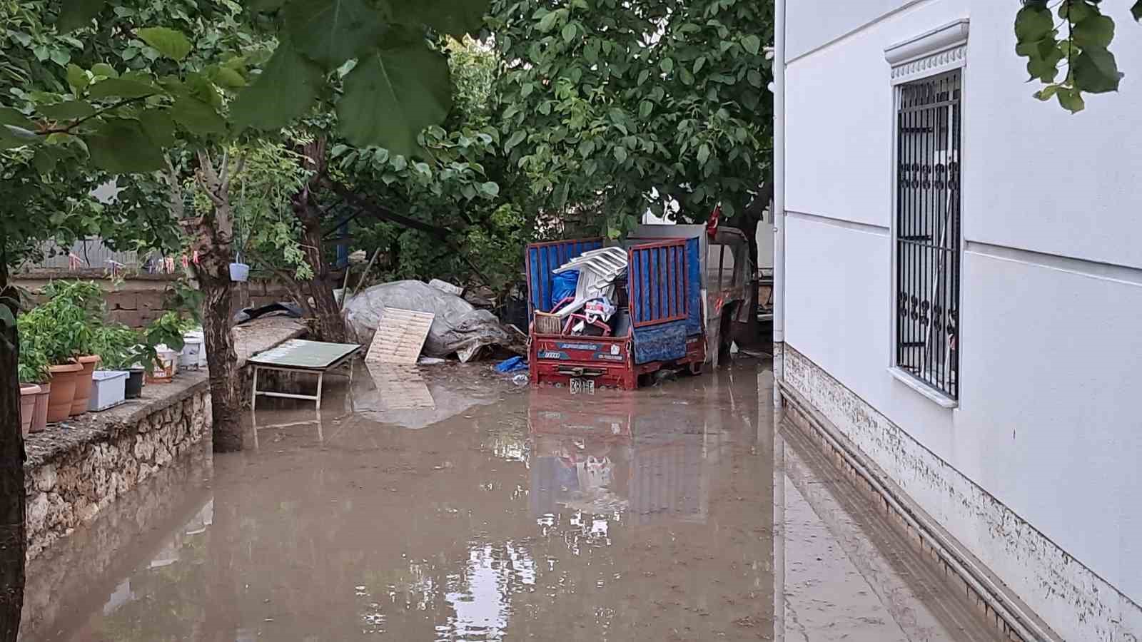 Sağanak sonrası evlerinde mahsur kalan aile 1 saat sonra kurtarıldı
