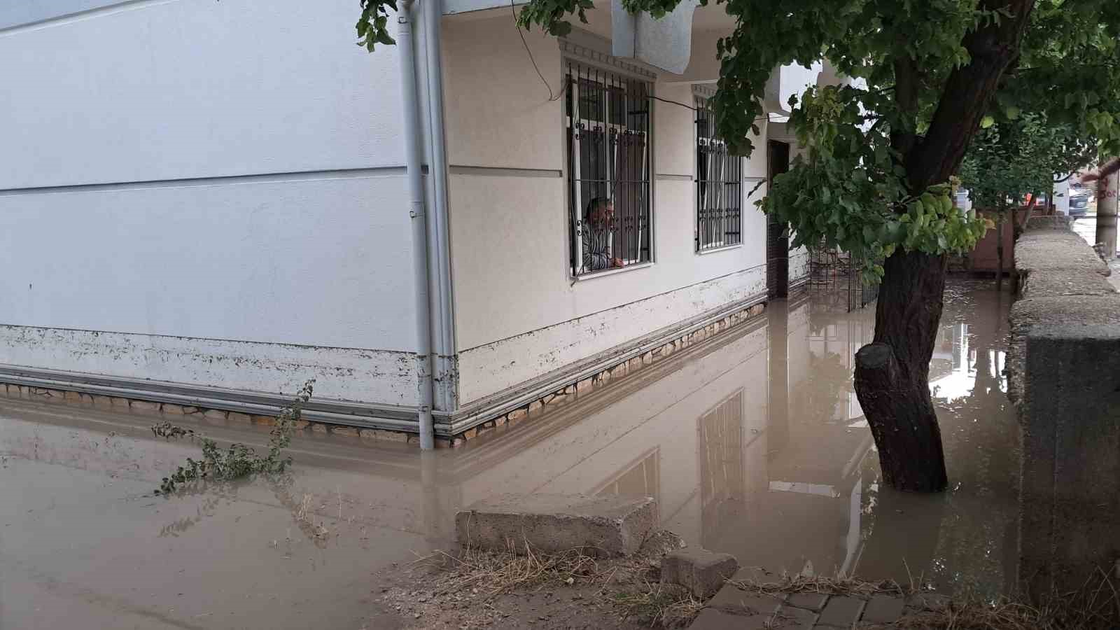 Sağanak sonrası evlerinde mahsur kalan aile 1 saat sonra kurtarıldı
