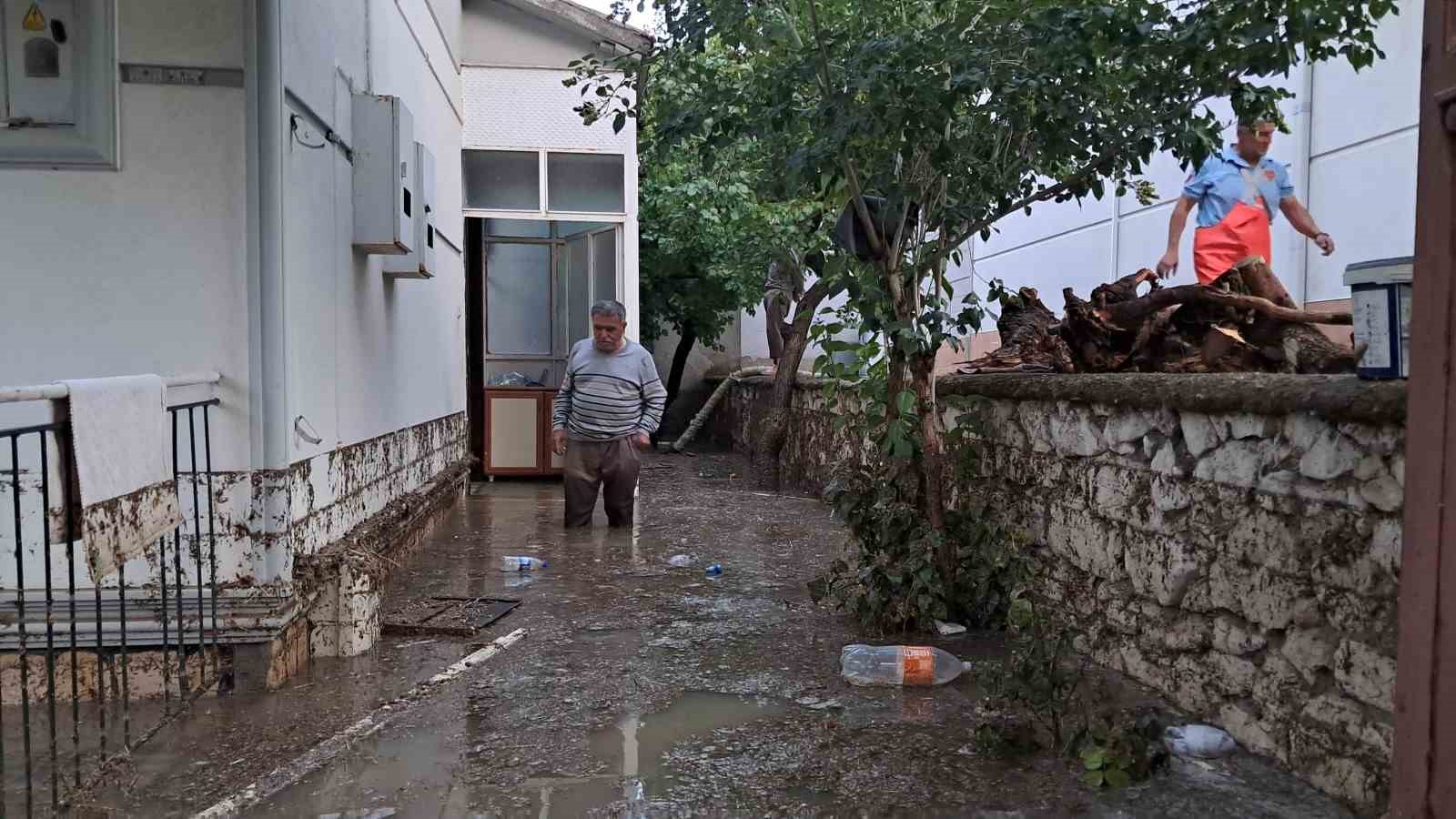 Sağanak sonrası evlerinde mahsur kalan aile 1 saat sonra kurtarıldı
