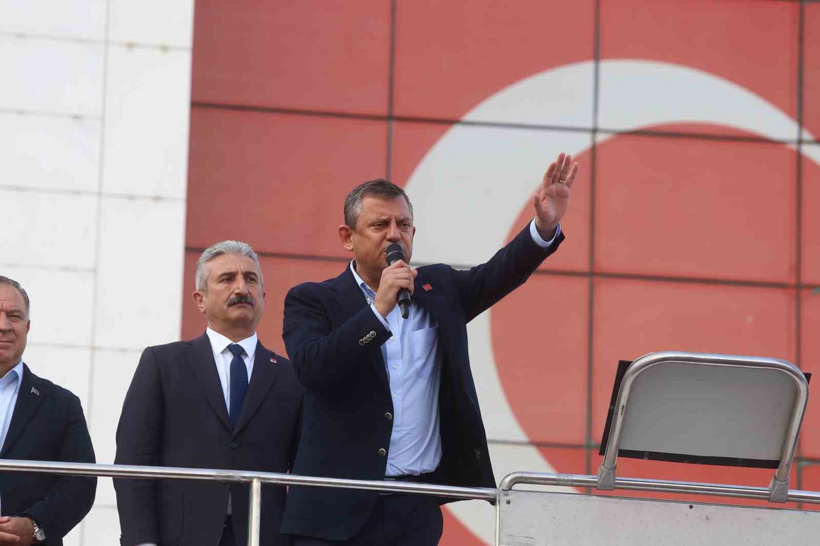 CHP Genel Başkanı Özel: “Mazeret üretmeye gelmedik, icap ederse hepimiz çıkarız çöpleri toplarız”
