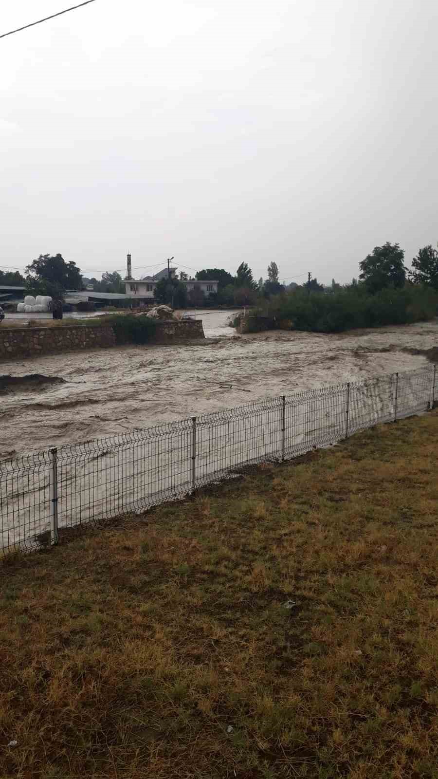 Şiddetli yağış dereyi taşırdı
