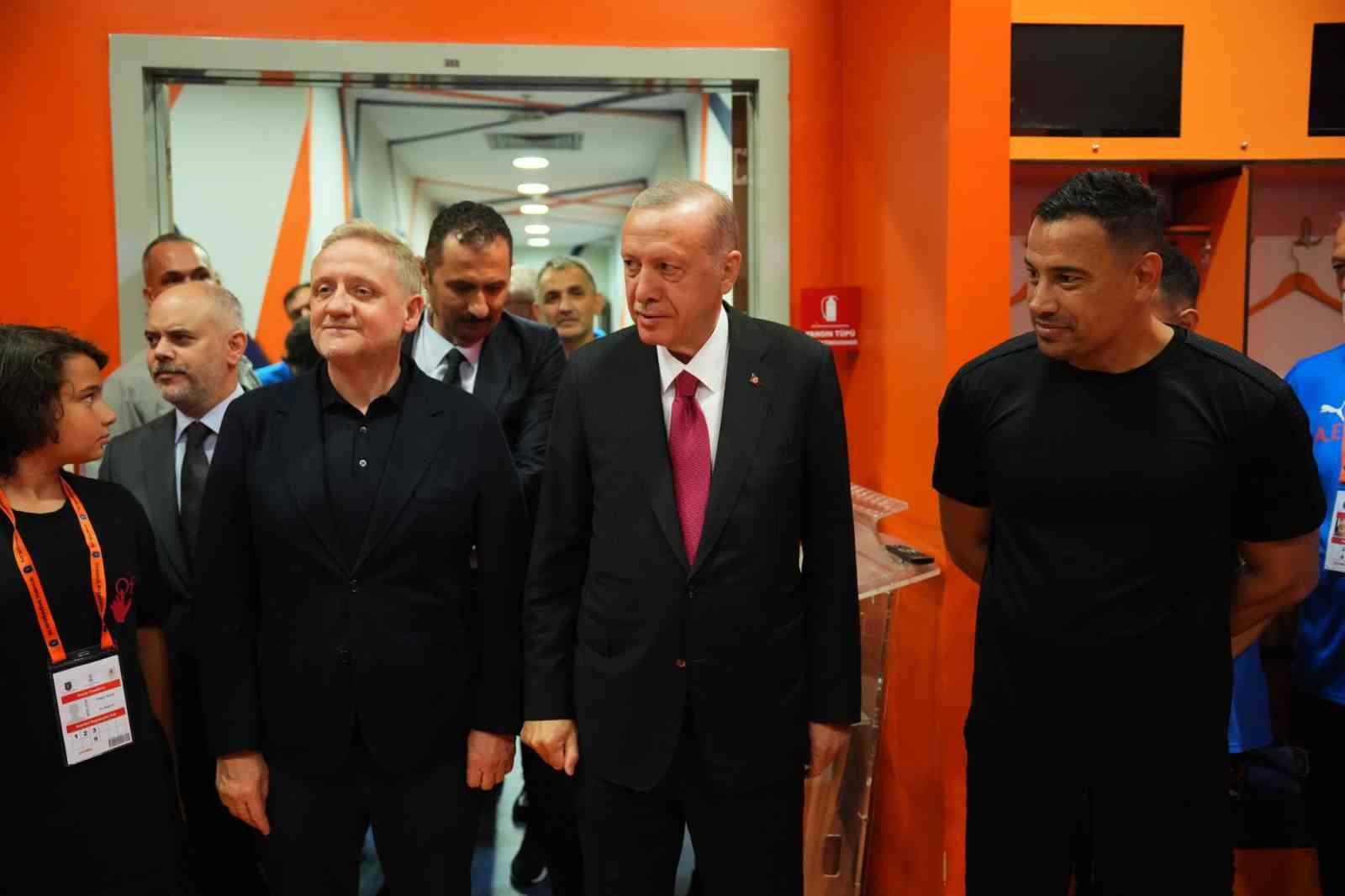 Cumhurbaşkanı Erdoğan, Başakşehir takımını soyunma odasında tebrik etti
