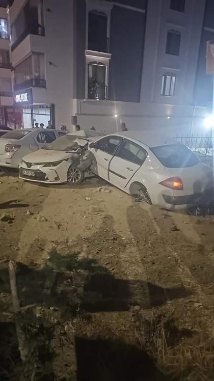 Elazığ’da kontrolden çıkan otomobil park halindeki araçlara böyle çarptı
