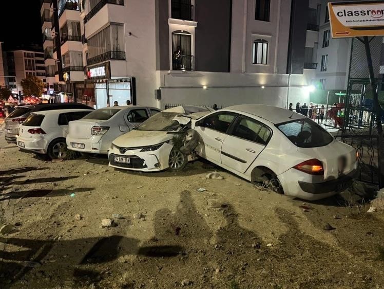 Elazığ’da kontrolden çıkan otomobil park halindeki araçlara böyle çarptı
