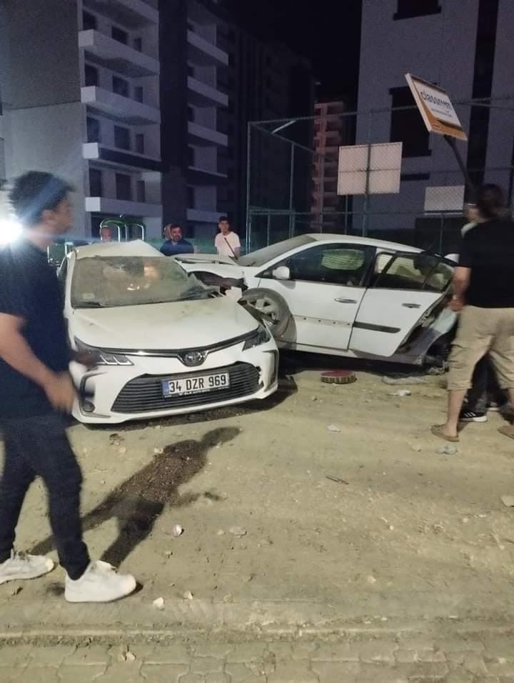 Elazığ’da kontrolden çıkan otomobil park halindeki araçlara böyle çarptı
