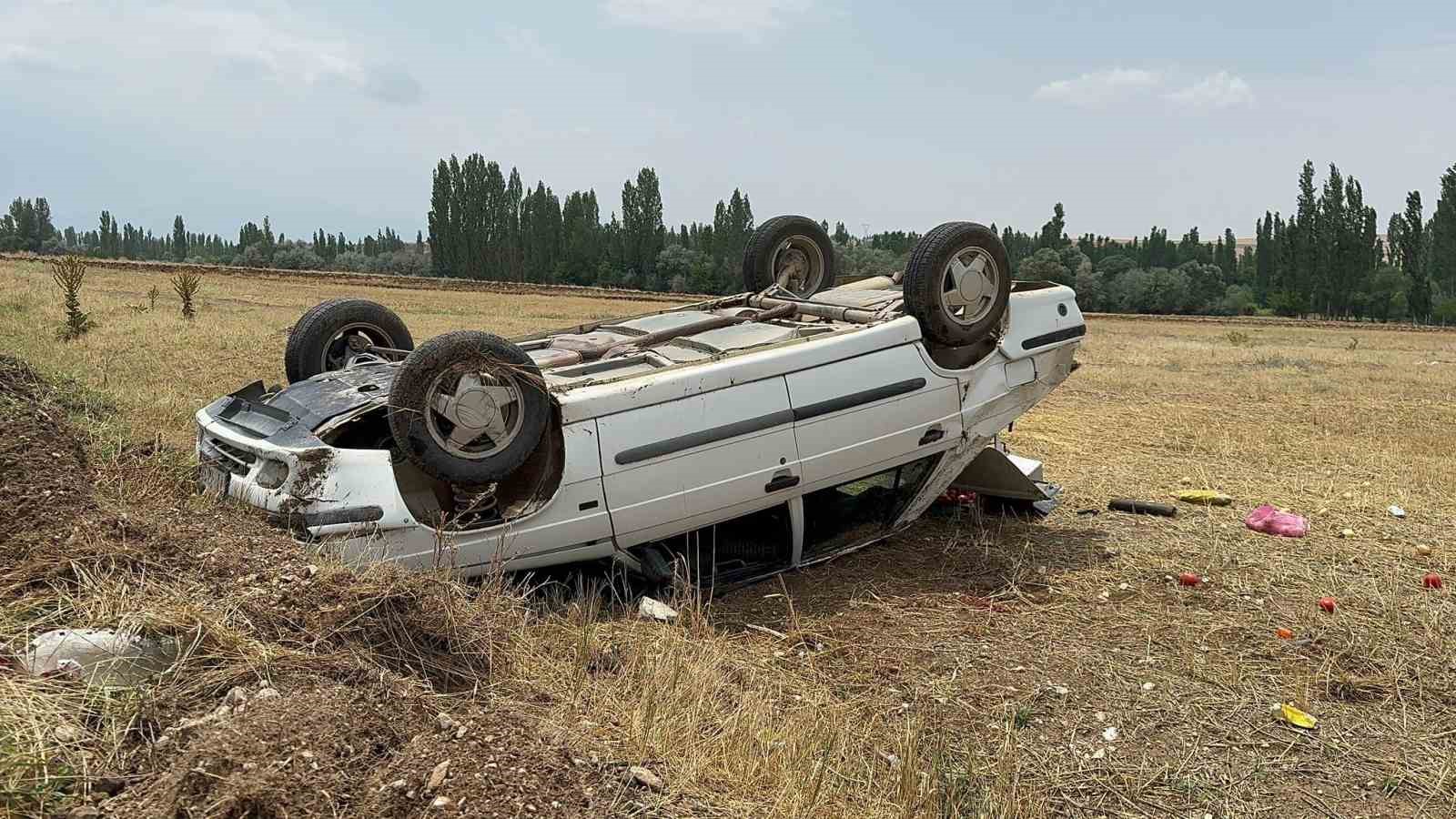 Taklalar atıp şarampole giren araçtan burnu dahi kanamadan çıktı
