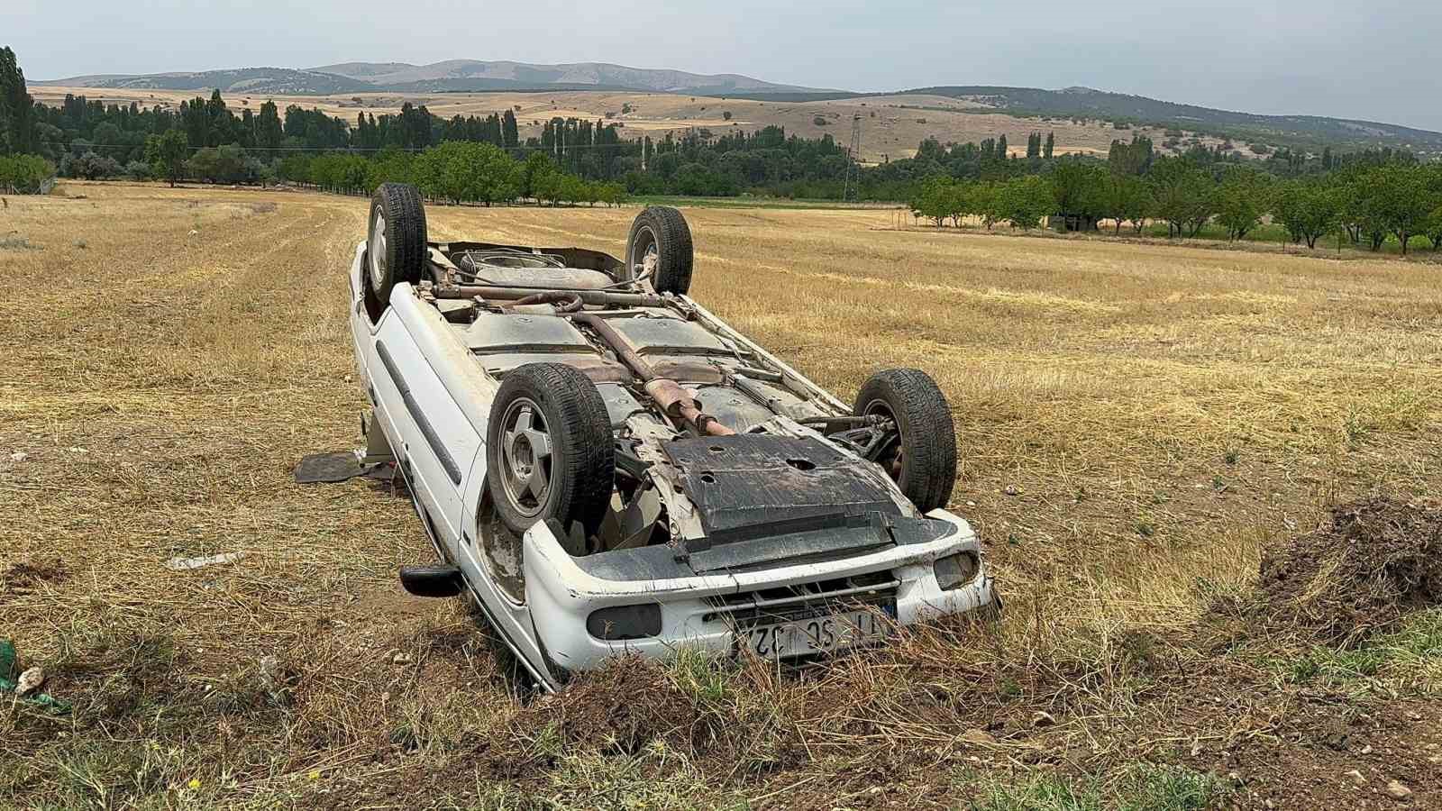 Taklalar atıp şarampole giren araçtan burnu dahi kanamadan çıktı
