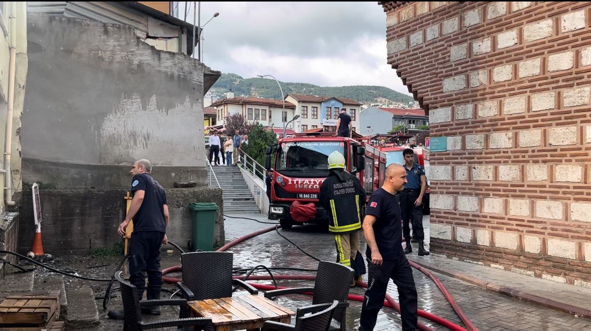 Bursa’da 3 katlı bina alev alev yandı
