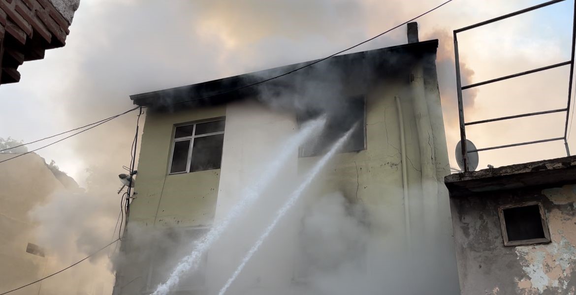 Bursa’da 3 katlı bina alev alev yandı
