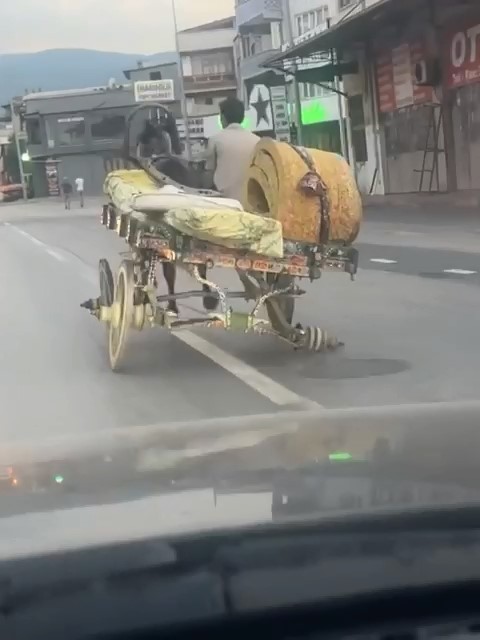 3 tekerli at arabası ile seyahat etti, trafiği tehlikeye attı
