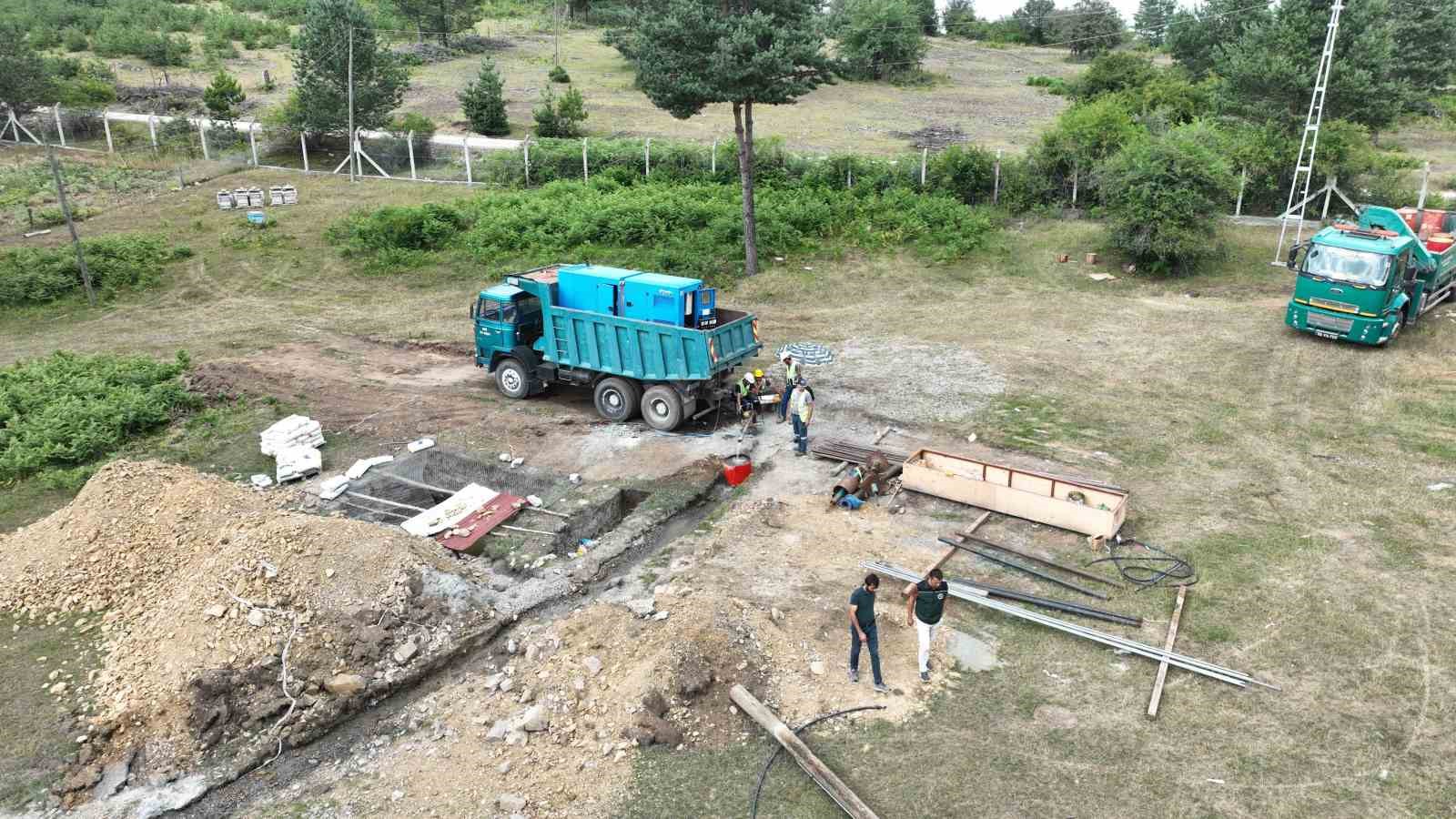 Geyiklerin su ihtiyacı açılan sondaj kuyusu ile karşılandı
