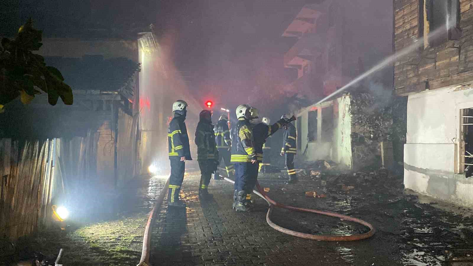 Sabaha karşı yangın paniği: İki ahşap ev kül oldu
