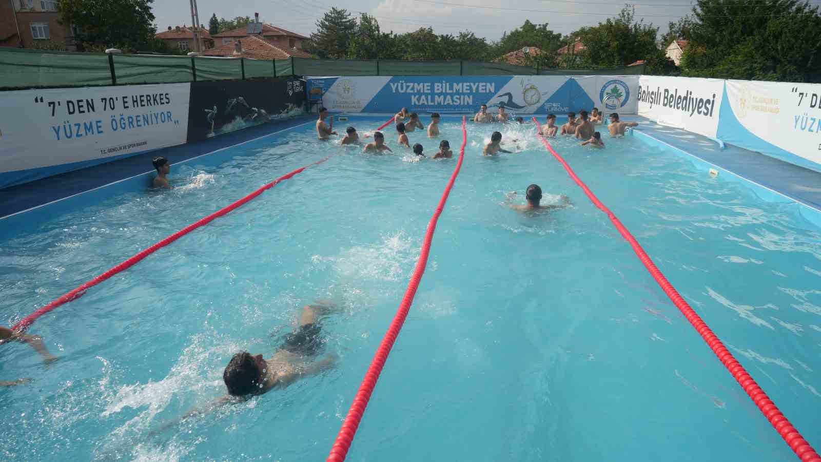 ’Yüzme Bilmeyen Kalmasın’ projesi sayesinde yüzme öğreniyorlar
