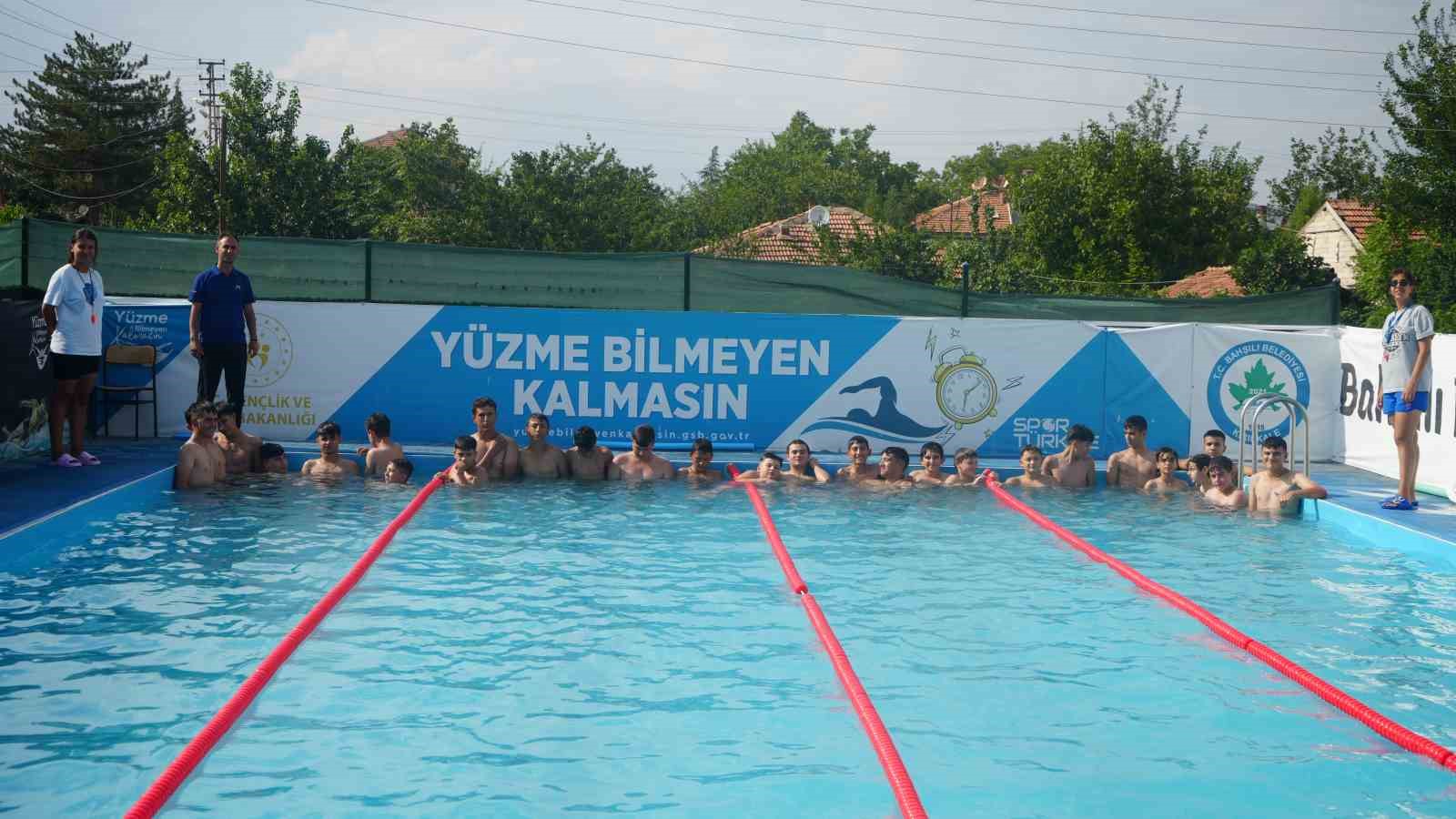 ’Yüzme Bilmeyen Kalmasın’ projesi sayesinde yüzme öğreniyorlar
