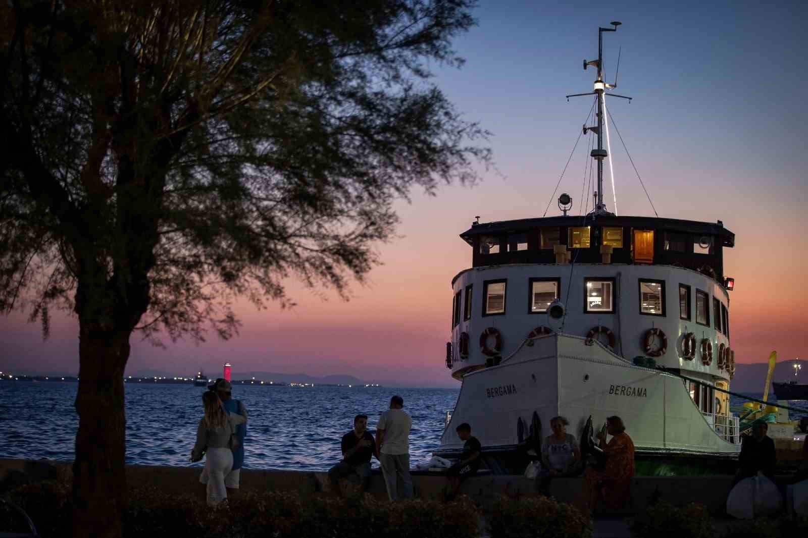 İzmir’in eşsiz gün batımında Körfez turları başladı
