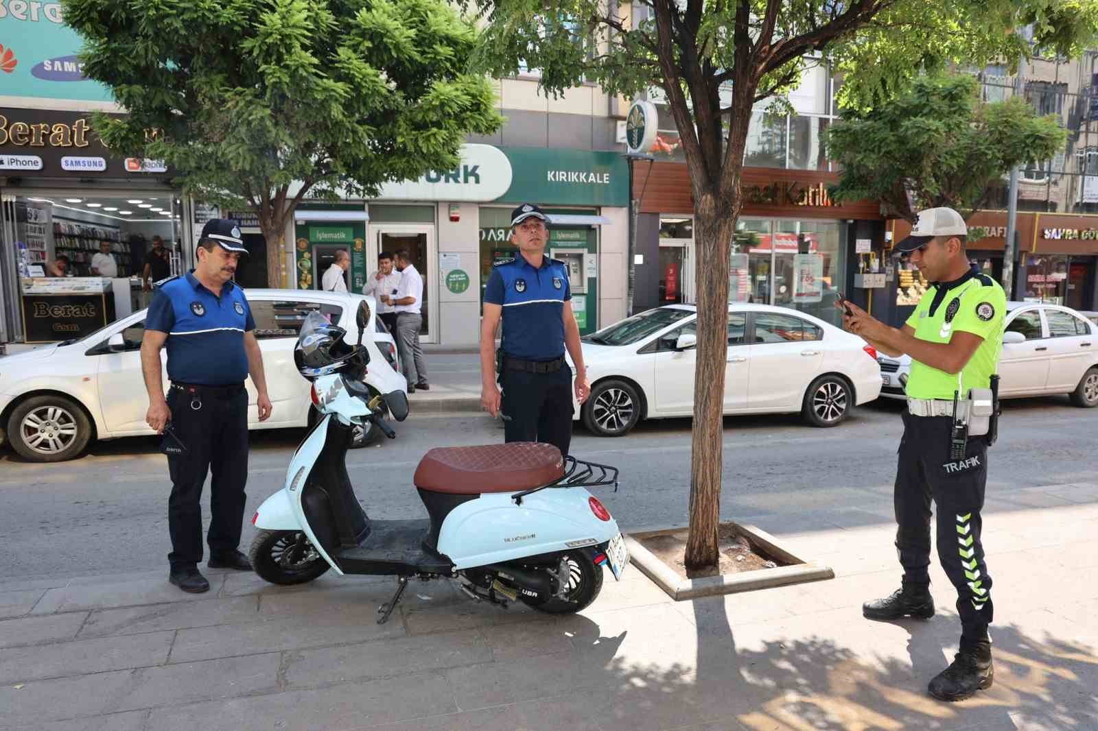 Kırıkkale’de polis ve zabıtadan denetim: Hatalı park yapanlara ceza yağdı
