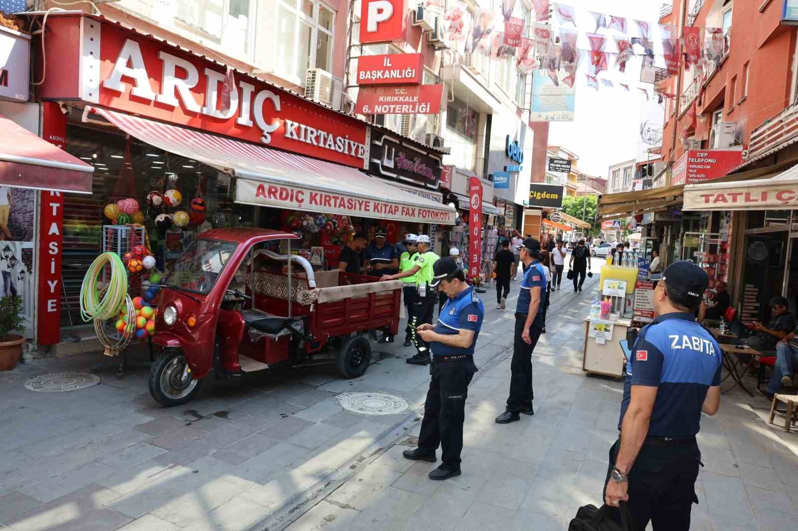 Kırıkkale’de polis ve zabıtadan denetim: Hatalı park yapanlara ceza yağdı
