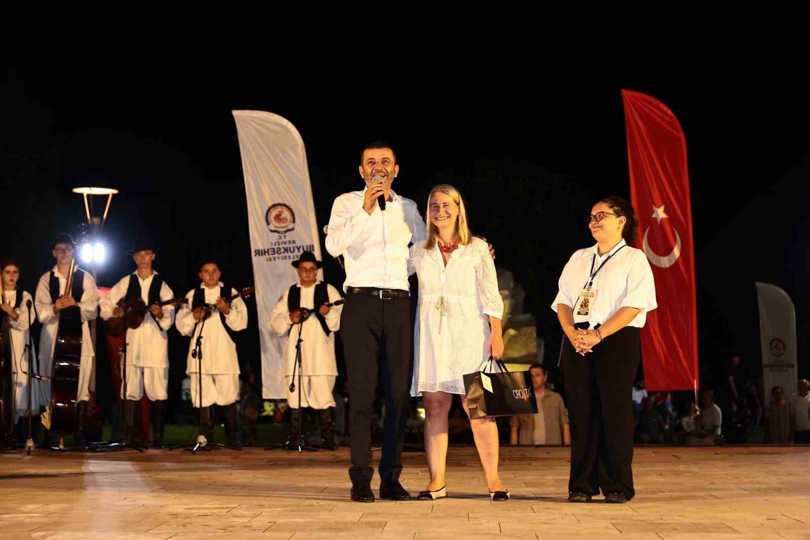 Denizli  Büyükşehirin halk dansları festivali kentin dört bir yanında devam ediyor
