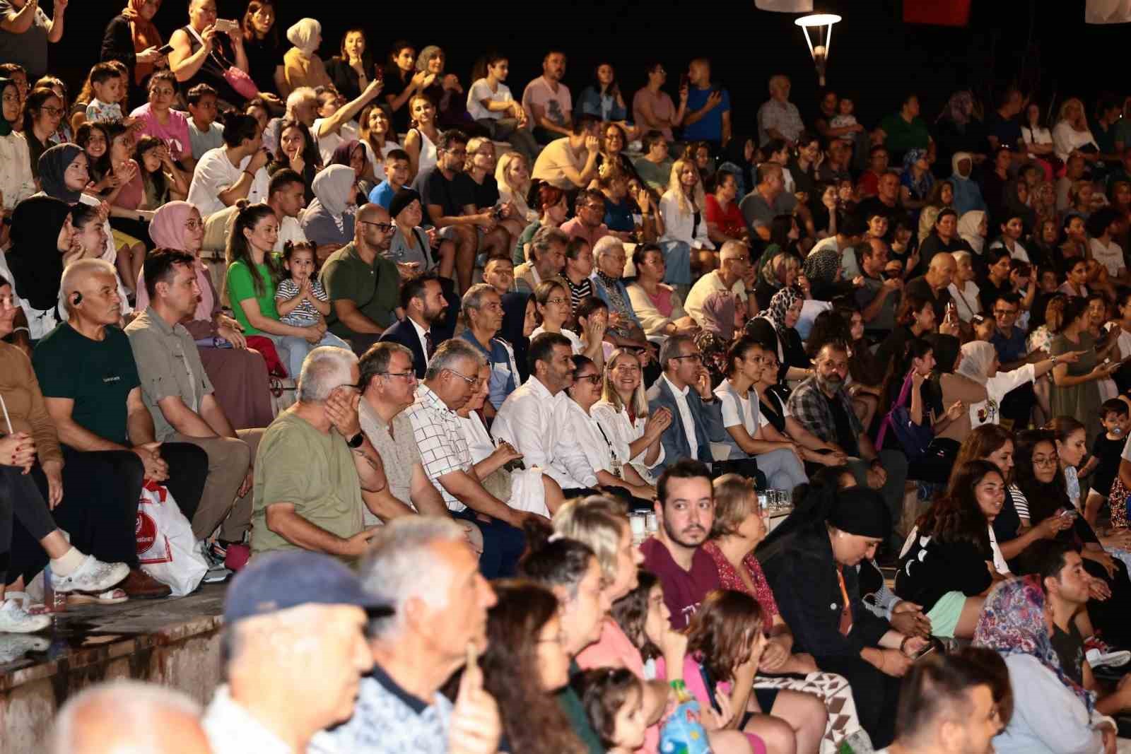 Denizli  Büyükşehirin halk dansları festivali kentin dört bir yanında devam ediyor
