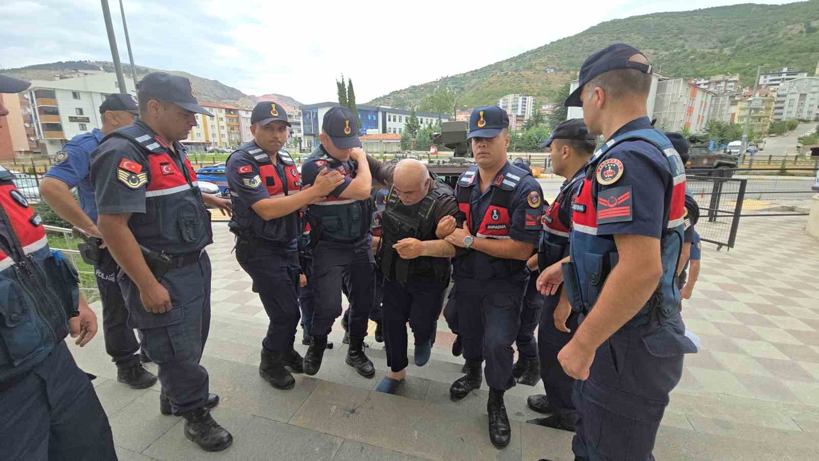 Eski muhtarı öldüren yeni muhtar hakim karşısında
