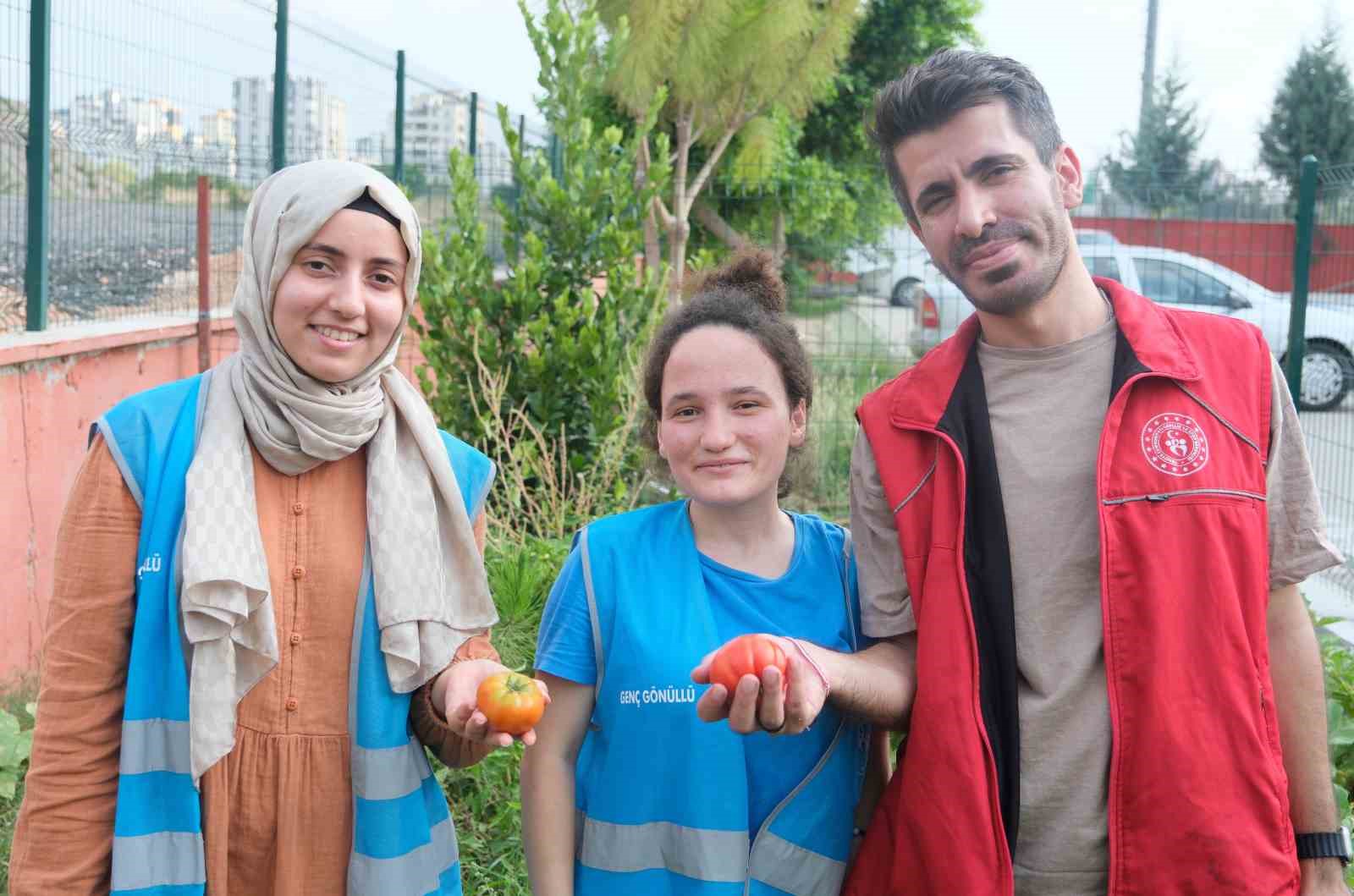 Adana Gençlik Merkezi üretiyor, çocuklar afiyetle yiyor
