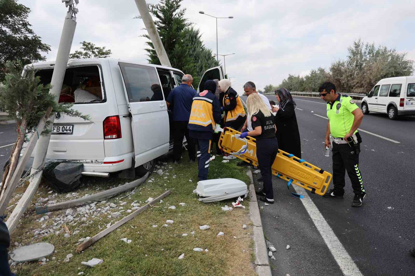 Kontrolden çıkan minibüs aydınlatma direğine çarptı: 2 yaralı
