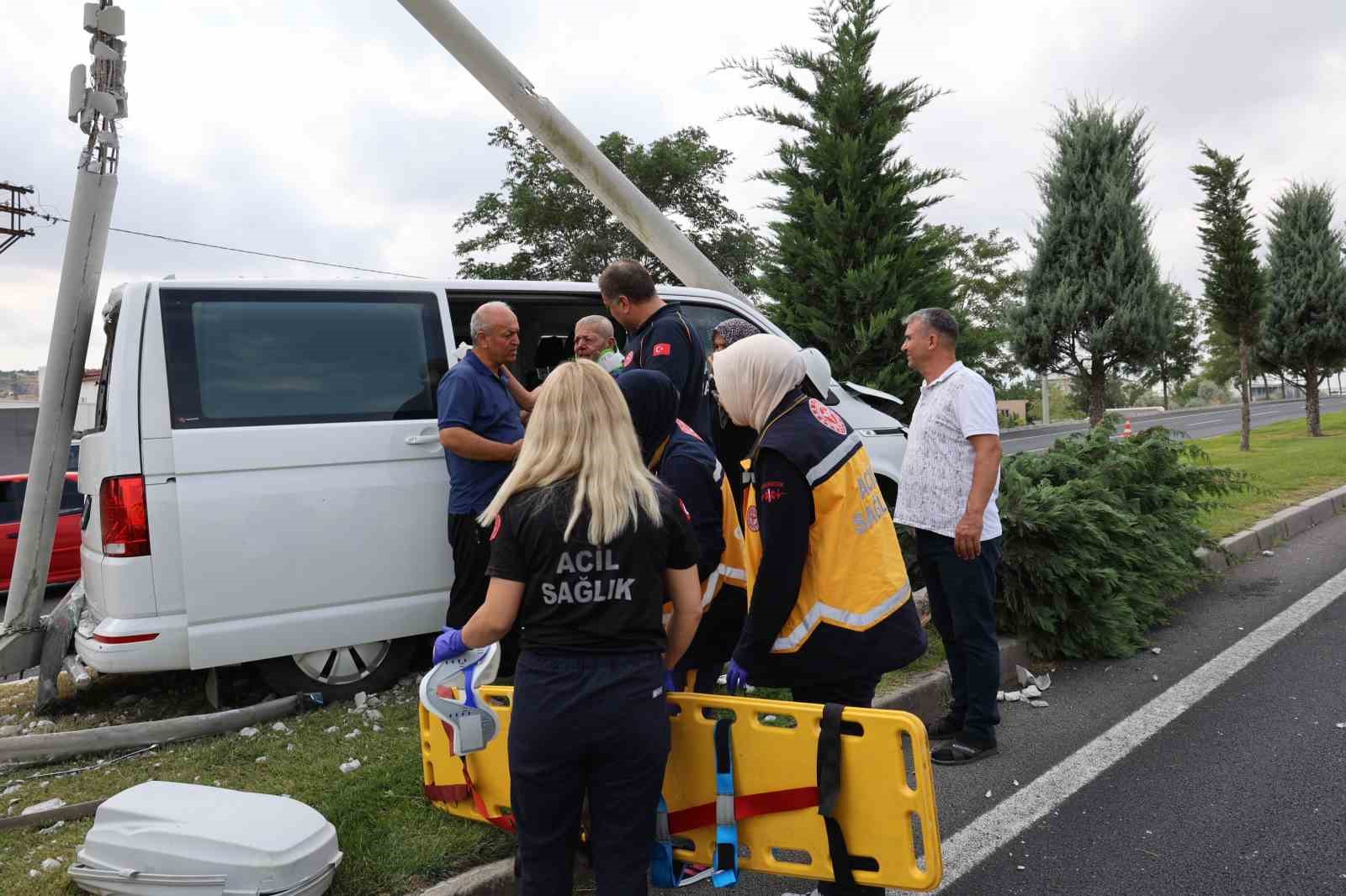 Kontrolden çıkan minibüs aydınlatma direğine çarptı: 2 yaralı
