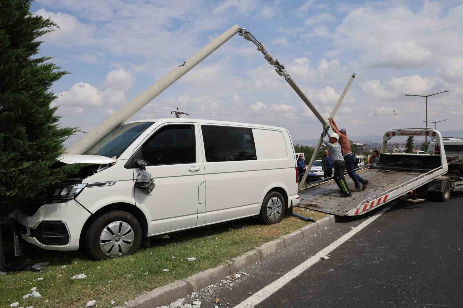 Kontrolden çıkan minibüs aydınlatma direğine çarptı: 2 yaralı
