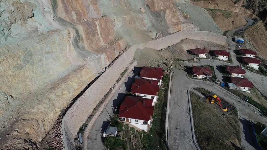 Heyelan riski süren kaya düşmelerinin yaşandığı Yeniköy’de incelemede bulundular
